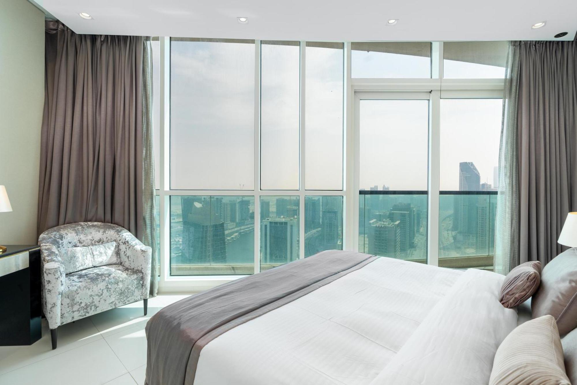Lux Upper Crest Tower I Skyline Views