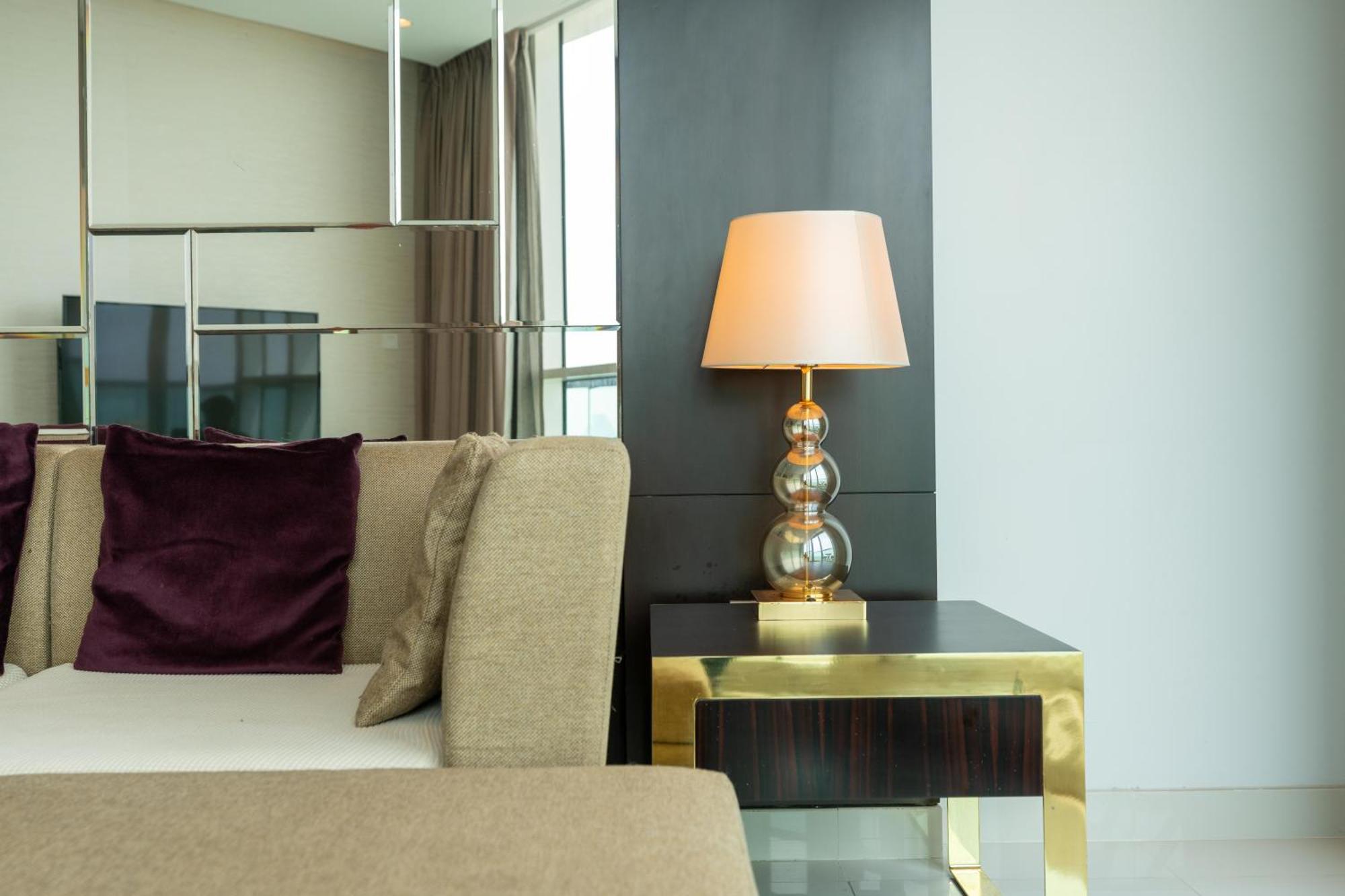 Lux Upper Crest Tower I Skyline Views *
