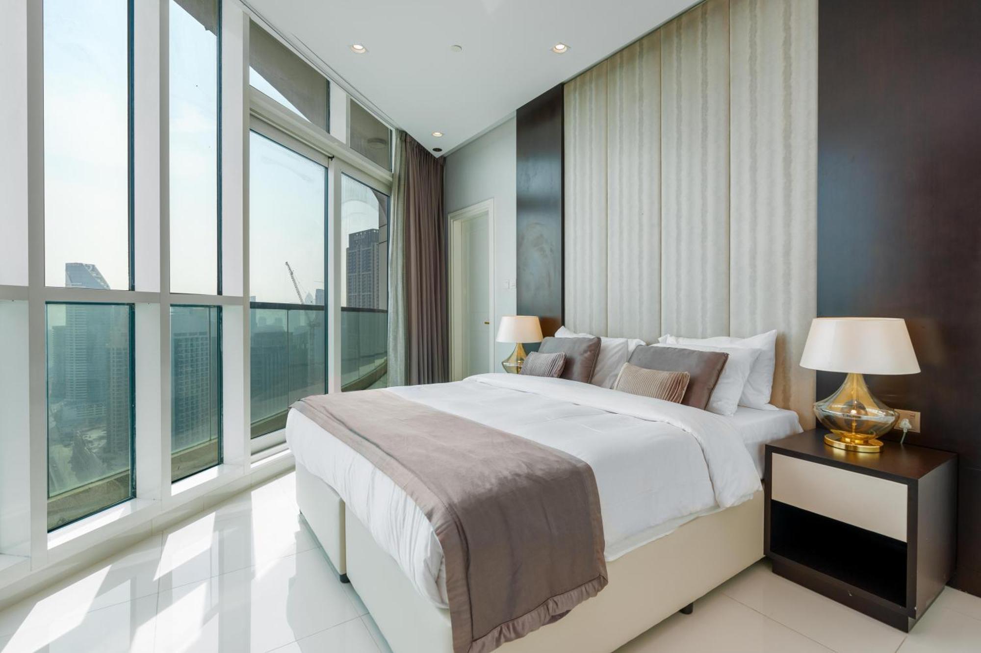 Lux Upper Crest Tower I Skyline Views Apartment